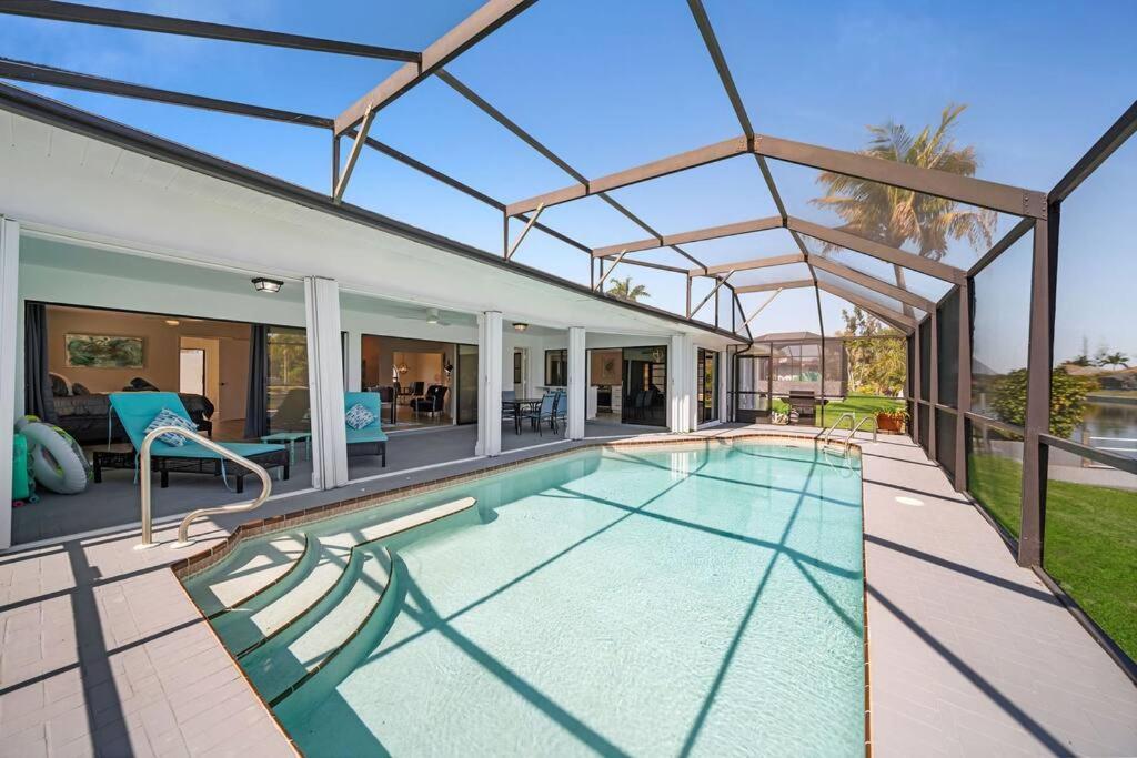 Luxury Waterfront Haven In Cape Coral - Dog-Friendly Escape With Private Pool Exterior foto