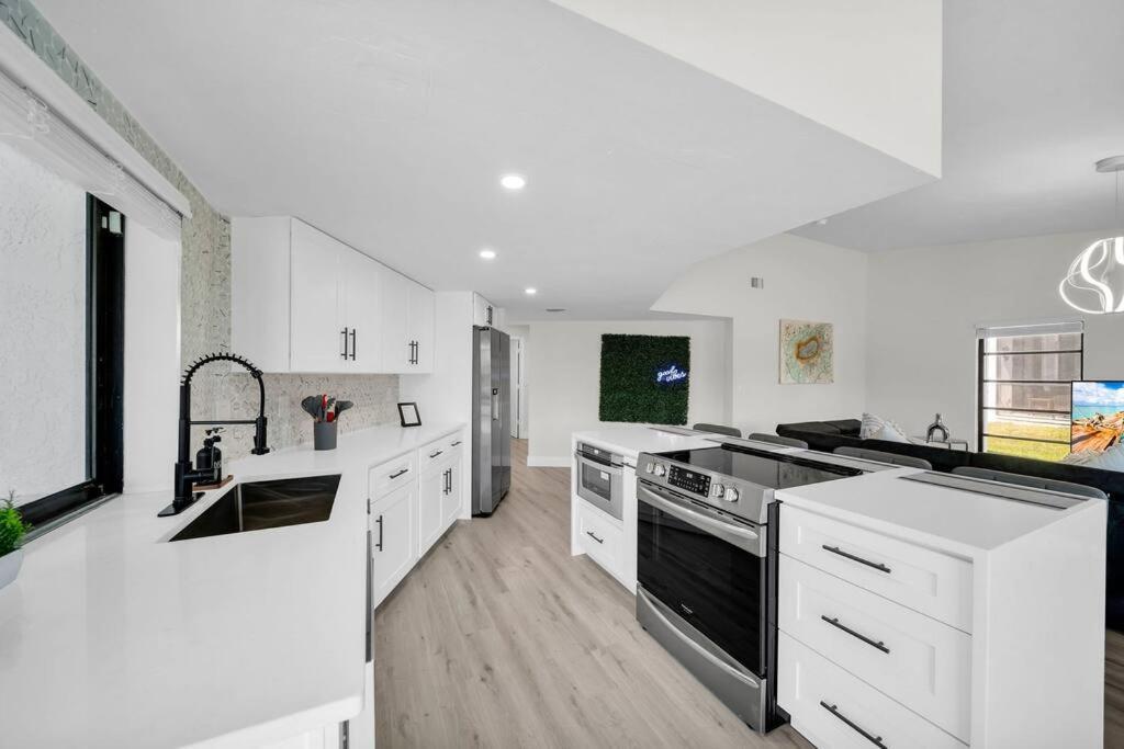 Luxury Waterfront Haven In Cape Coral - Dog-Friendly Escape With Private Pool Exterior foto