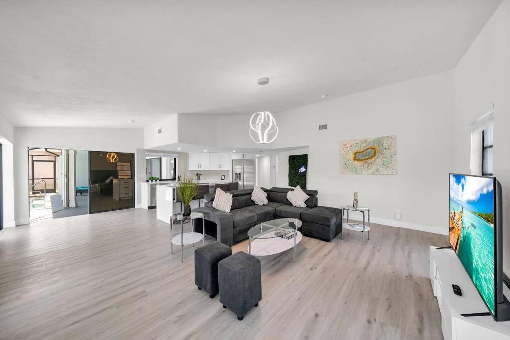 Luxury Waterfront Haven In Cape Coral - Dog-Friendly Escape With Private Pool Exterior foto