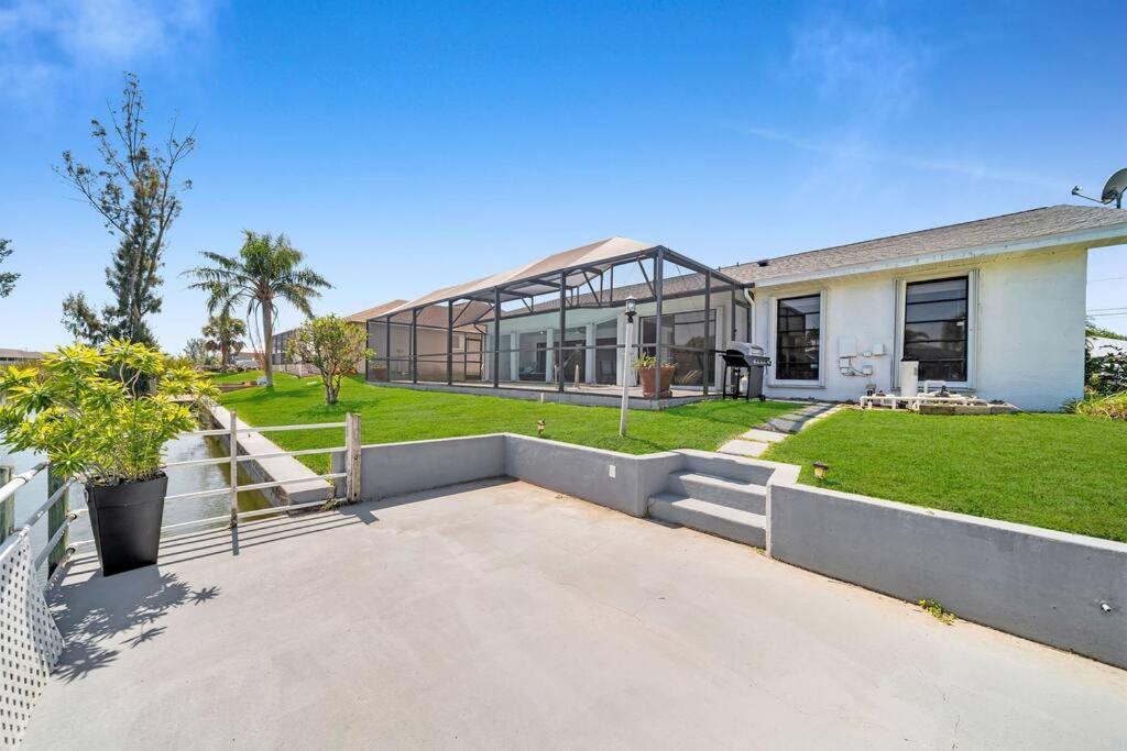 Luxury Waterfront Haven In Cape Coral - Dog-Friendly Escape With Private Pool Exterior foto